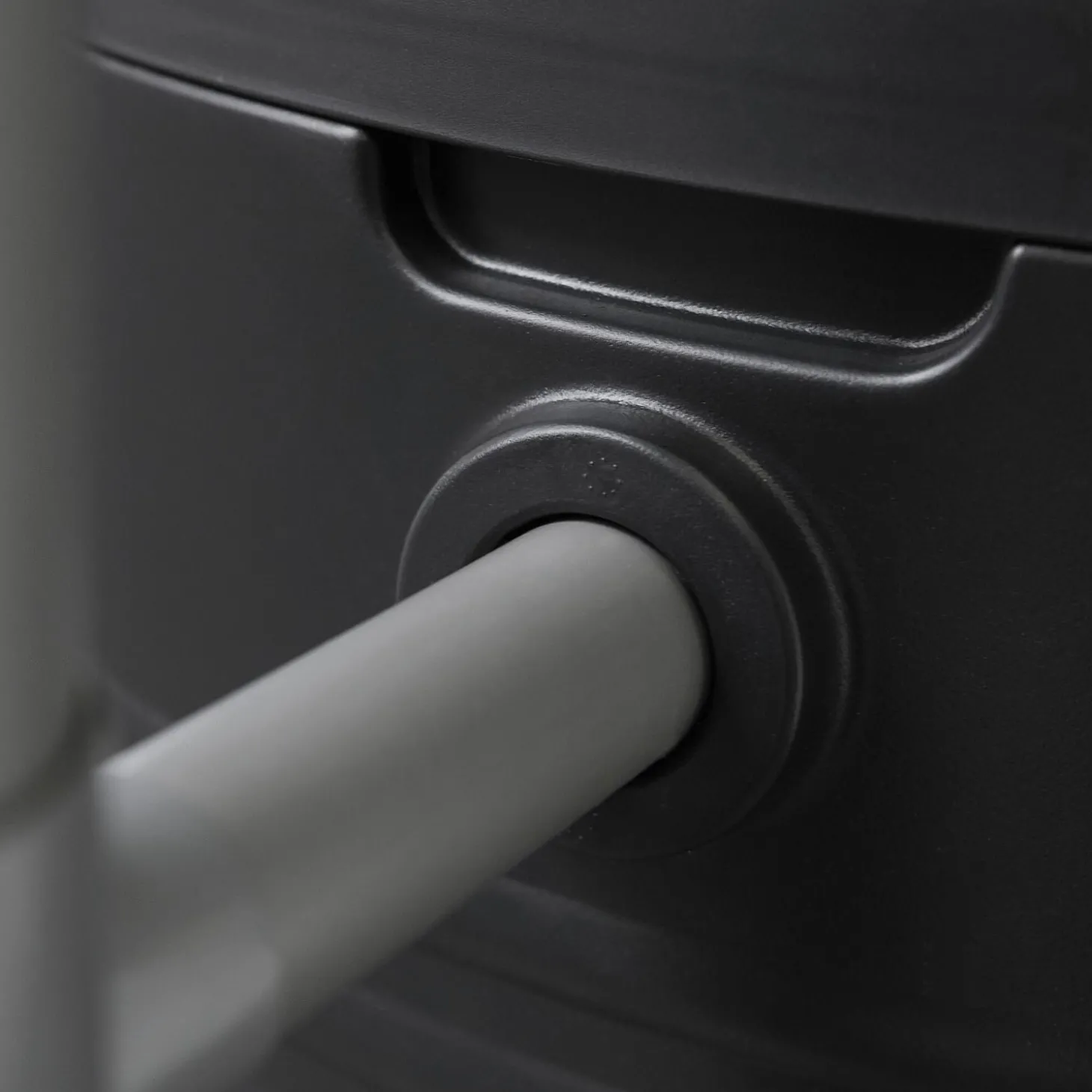 Elho Green Basics Regenton Living Black Met Plantenbak - Regenwatertonnen - Ø61x110 cm 200 l Zwart