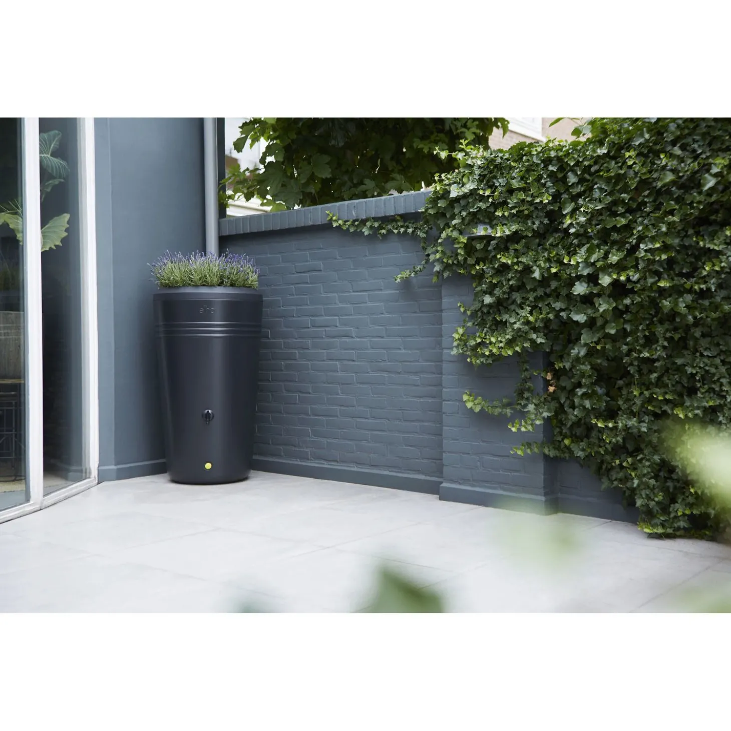 Elho Green Basics Regenton Living Black Met Plantenbak - Regenwatertonnen - Ø61x110 cm 200 l Zwart