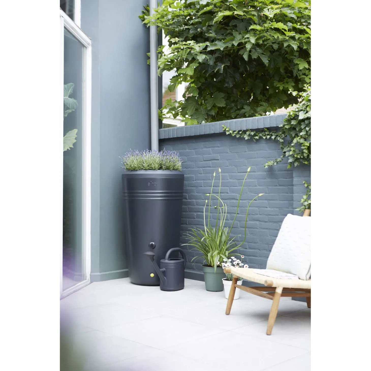 Elho Green Basics Regenton Living Black Met Plantenbak - Regenwatertonnen - Ø61x110 cm 200 l Zwart